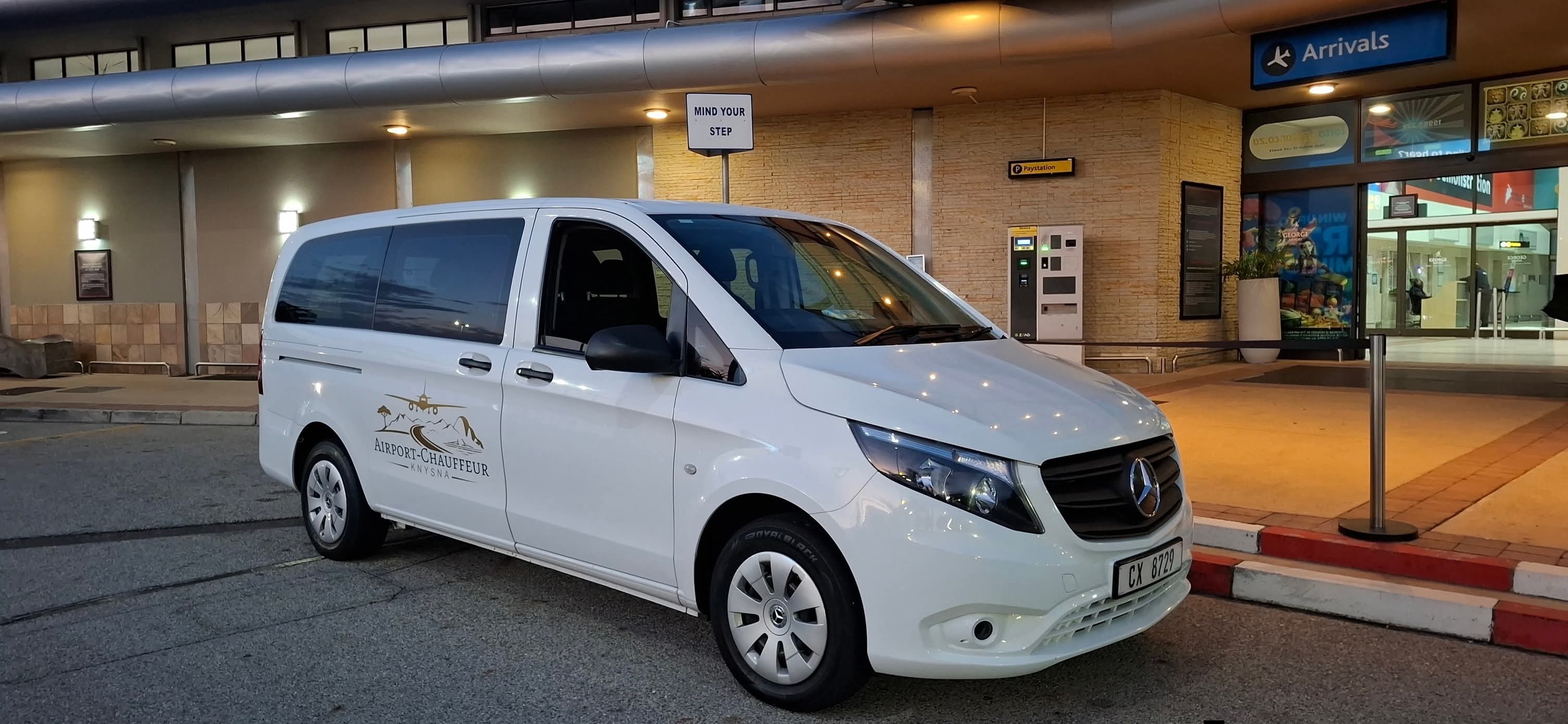 Airport-Chauffeur Knysna van waiting at the airport arrivals at night